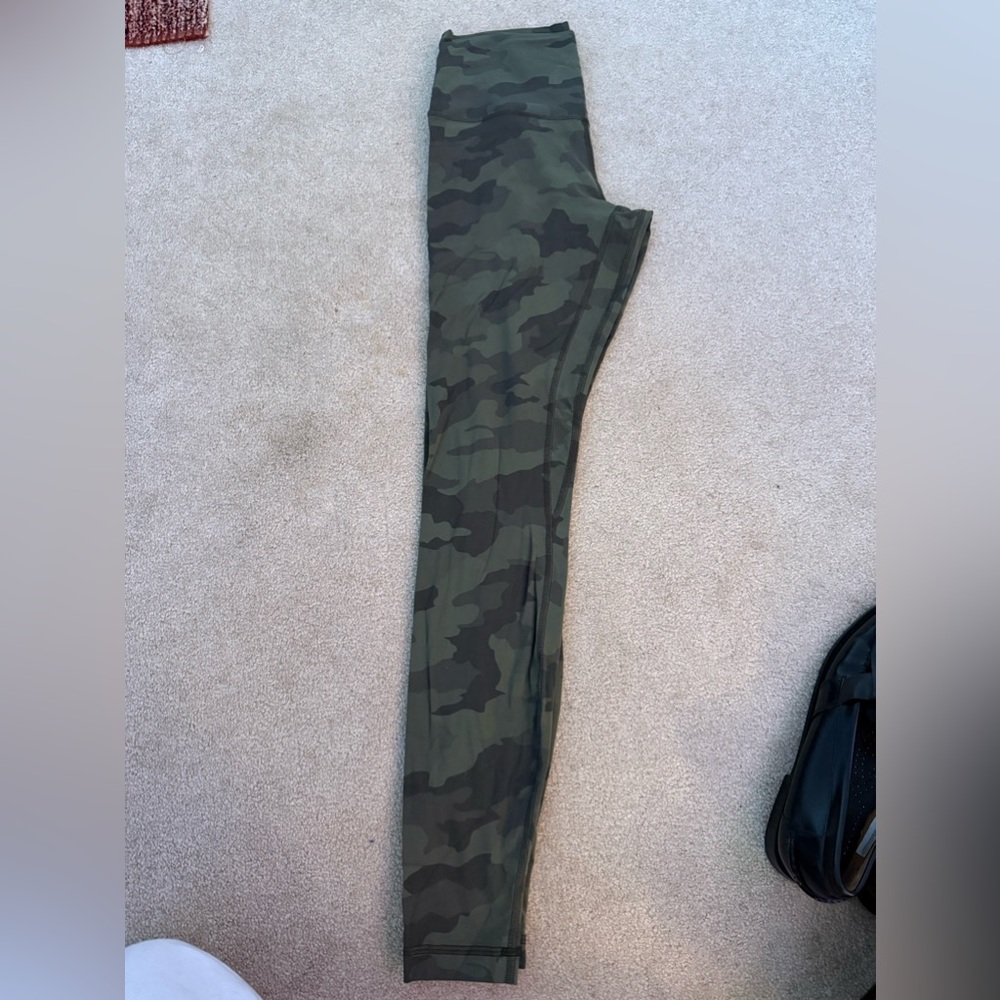 LuluLemon leggings- size 6 
28" length 
Lightly used